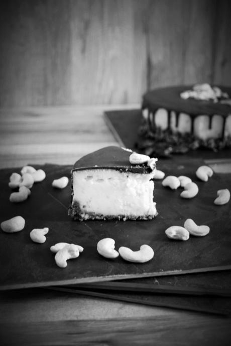 Black & White – Tonka Cashew Cheesecake in schwarz weiß
