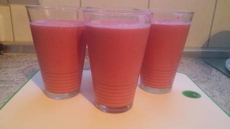Saurer Orangen-Himbeer-Smoothie mit Banane Saurer Orangen-Himbeer-Smoothie mit Banane