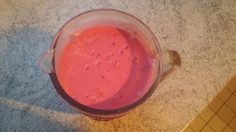 Saurer Orangen-Himbeer-Smoothie mit Banane Saurer Orangen-Himbeer-Smoothie mit Banane