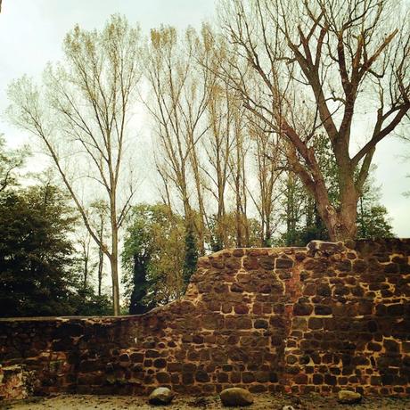 Nur noch Reste sind von der ehemaligen Burgmauer erhalten