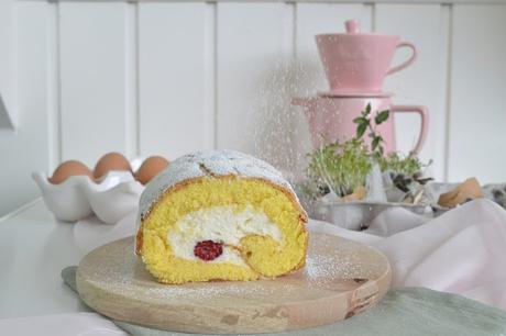 Biskuitrolle gefüllt mit Himbeeren und Sahnecreme / Biscuit Roll filled with Raspberries and Whipped Cream
