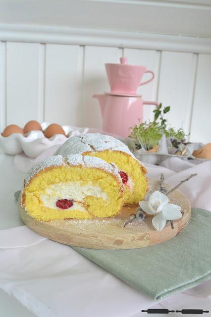 Biskuitrolle gefüllt mit Himbeeren und Sahnecreme / Biscuit Roll filled with Raspberries and Whipped Cream