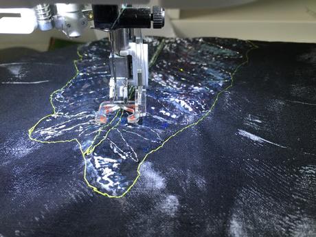Textilkunst: Gelliprint und Freihand-Nähen werden zu einem Kissen