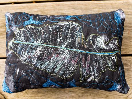 Textilkunst: Gelliprint und Freihand-Nähen werden zu einem Kissen
