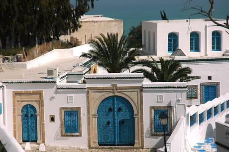 Ansicht von Sidi Bou Said in Tunesien, weiß und türkisblau. Architektur und Palmen. 