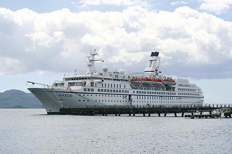 Auf Hochsee und Fluss oder um die Welt: TransOcean Kreuzfahrten präsentiert die neuen Kataloge für die Saison 2017 Rund um Afrika mit den kleinen Kreuzfahrtschiffen MS Deutschland oder MS Astor