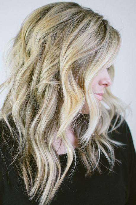 If you like to restyle on day 2, with or without heat, here are a few key products and tips to help your re-styled hair look just as beautiful as day 1! I’m not including dry shampoo in the list as that would go without saying, but these three steps help you wake up with the middle and ends of your hair looking less like it was slept on, and more like it just needs a little pick-me-up. Brush it out before bed. Sleeping on hairspray almost never ends well, so grab your paddle brush and smooth through your locks. The only time I would suggest not brushing it out is when you know you’ll be pulling it into a messy bun or braid the next day. The texture of leftover hairspray can be quite nice for both of those styles, it’s just not idea for re-curling or re-smoothing. Apply an oil or cream to your ends. Oils have long been a “apply to wet OR dry hair” product, but I’m seeing more and more creams and serums for the hair that can be applied dry as well. Most recently I’ve been using the Living Proof Perfect Hair Day Fresh Cut Split End Mender and also Kenra’s Revive Oil. The Living Proof product is an absolute game changer in my opinion, and I love how light the Kenra Revive oil is. It also smells a bit masculine to me, which I don’t hate. Wear it in a loose pony on top of your head, or even a very soft braid. The less crinkling on your pillow, the better! Sometimes this can mean you don’t even need to touch it with heat the next day too! Oh and sleep on a silk or satin pillowcase too!, Beauty Tipp