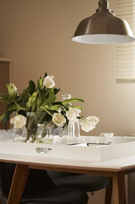 Blog + Fotografie by it's me ... fim.works - Papageientulpen in Grün und Weiß, Küchentisch, Hängelampe Blog + Fotografie by it's me ... fim.works - Papageientulpen in Grün und Weiß, Küchentisch, Hängelampe