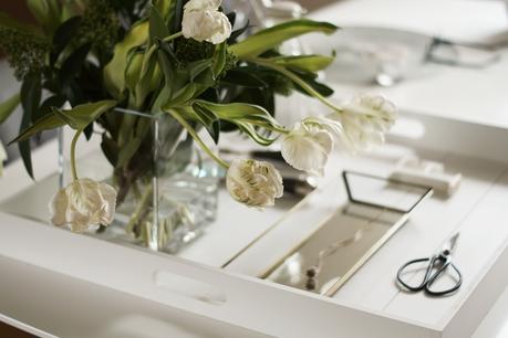 Blog + Fotografie by it's me ... fim.works - Papageientulpen in Grün und Weiß, weißes Tablett mit Deko Blog + Fotografie by it's me ... fim.works - Papageientulpen in Grün und Weiß, weißes Tablett mit Deko