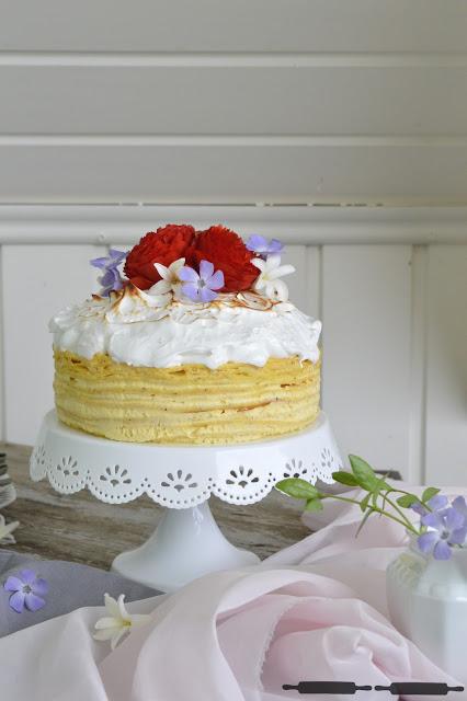 Crêpe Torte mit Baiserhaube / Crêpe Cake with Meringue Crêpe Torte mit Baiserhaube / Crêpe Cake with Meringue