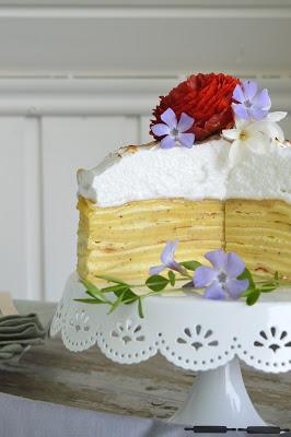 Crêpe Torte mit Baiserhaube / Crêpe Cake with Meringue Crêpe Torte mit Baiserhaube / Crêpe Cake with Meringue