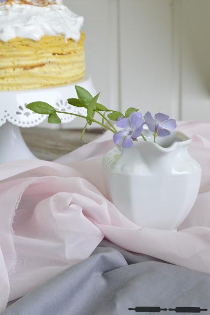 Crêpe Torte mit Baiserhaube / Crêpe Cake with Meringue Crêpe Torte mit Baiserhaube / Crêpe Cake with Meringue