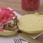 Pulled Beef aus dem Slowcooker mit Meerrettich und sauren roten Zwiebel Pulled Beef aus dem Slowcooker mit Meerrettich und sauren roten Zwiebel