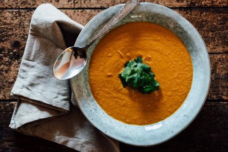 Rezept: Vegane und scharfe Möhren-Erdnuss Suppe