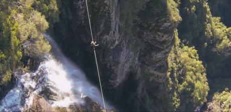 Freiwillige vor! 100 Meter über einen Wasserfall in Australien balancieren