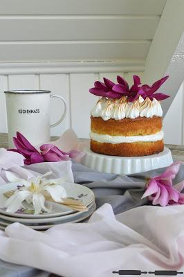 Zitronentorte mit Mandeln und Baiserhaube / Lemon Cake with Almonds and Meringue Zitronentorte mit Mandeln und Baiserhaube / Lemon Cake with Almonds and Meringue