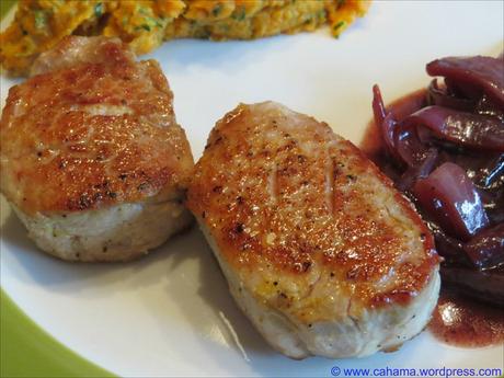 Schweinemedaillons vom Iberischen Schwein mit Rotwein-Balsamico-Zwiebeln comp_CR_IMG_8919_Schweinelendensteak_Porco_Iberico