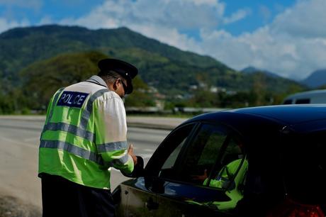 Zahlt der Mietwagen-Reisende das Bußgeld bei der Polizei vor Ort, können Bearbeitungsgebühren durch die Autovermietungen umgangen werden. Quelle: billiger-mietwagen.de