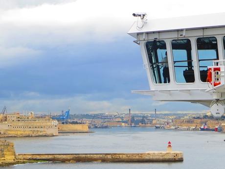 10_Hafeneinfahrt-einlaufen-Valletta-Malta-Kreuzfahrtschiff-Bruecke-MSC-Preziosa