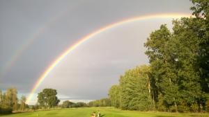 Regenbogen auf dem Golfplatz