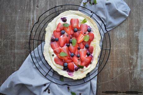 Flammkuchen mit Erdbeeren und Blaubeeren / Flatbread with Strawberries Flammkuchen mit Erdbeeren und Blaubeeren / Flatbread with Strawberries