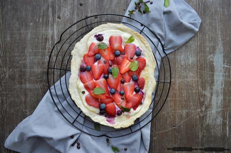 Flammkuchen mit Erdbeeren und Blaubeeren / Flatbread with Strawberries Flammkuchen mit Erdbeeren und Blaubeeren / Flatbread with Strawberries