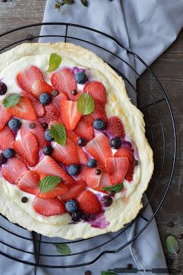 Flammkuchen mit Erdbeeren und Blaubeeren / Flatbread with Strawberries Flammkuchen mit Erdbeeren und Blaubeeren / Flatbread with Strawberries