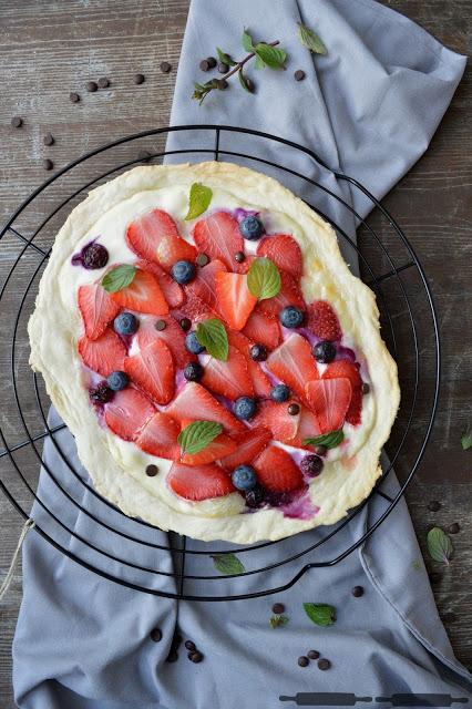Flammkuchen mit Erdbeeren und Blaubeeren / Flatbread with Strawberries Flammkuchen mit Erdbeeren und Blaubeeren / Flatbread with Strawberries