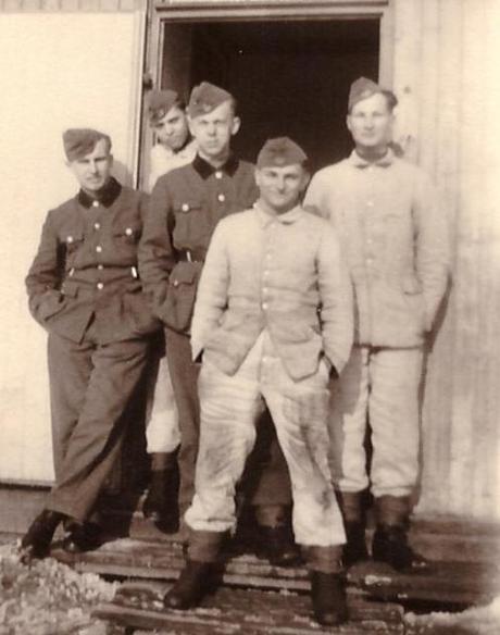 Erich (ganz rechts) mit anderen Rekruten vor ihrer Baracke in Arbing 1941/42. - © Erich Kimmich