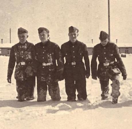 Erich (zweiter von rechts) in Arbing im Winter 1941/42. - © Erich Kimmich