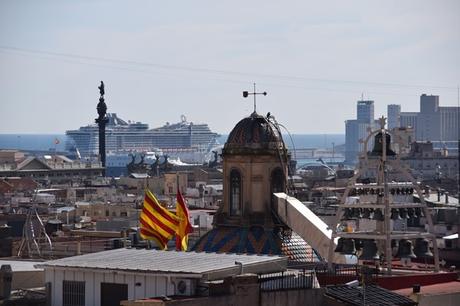 09_Blick-vom-Dach-der-Kathedrale-von-Barcelona-auf-MSC-Preziosa-Spanien