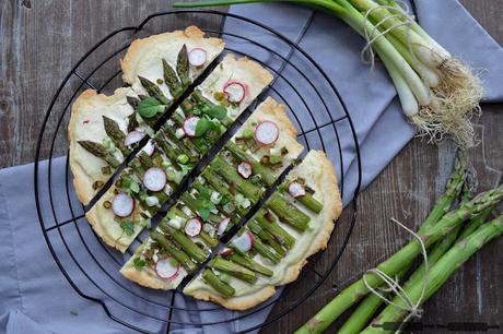 Flammkuchen mit Spargel / Flatbread with Asparagus and Radishes