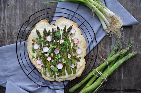 Flammkuchen mit Spargel / Flatbread with Asparagus and Radishes