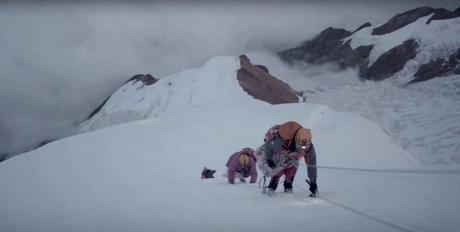 Cholitas erklimmen 6439m Gipfel in Bolivien