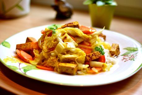 Chinakohl-Curry mit Reis und Tofu