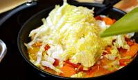 Chinakohl-Curry mit Reis und Tofu