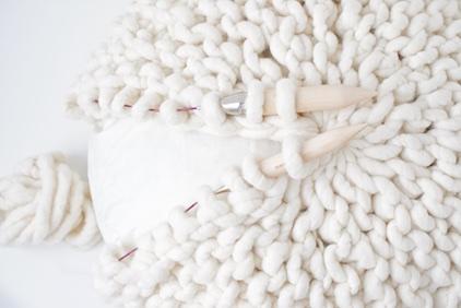 DIY Tutorial for a chunky knitted round pillow with short rows, Anleitung für gestricktes rundes Kissen mit verkürzten Reihen