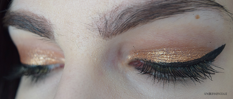 p2_light_up_the_night_foil_eye_shadow_gold_magnificence_swatch1