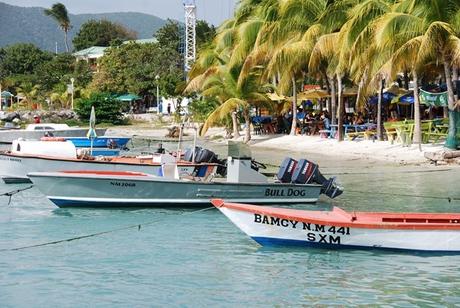 karibischer-Strand-Saint-Martin-Boote-im-Meer