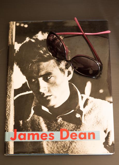 Blog + Fotografie by it's me! | fim.works | Shelfie Mai | Bildband James Dean | Sonnenbrille Blog + Fotografie by it's me! | fim.works | Shelfie Mai | Bildband James Dean | Sonnenbrille