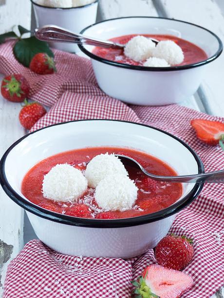 Kaltes Erdbeersüppchen mit Kokos-Milchreis Bällchen