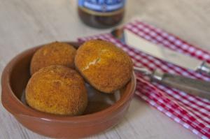 Arancini: Reisbällchen aus Risotto mit Mozzarella gefüllt