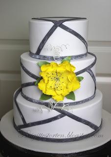 Hochzeitstorte/wedding cake weiß mit grauen Bändern und gelber Blume