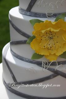 Hochzeitstorte/wedding cake weiß mit grauen Bändern und gelber Blume