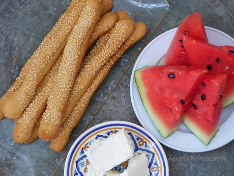 Ägyptische Brotstangen mit Wassermelone und Käse