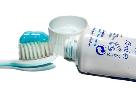 Kuriose Feiertage - 22. Mai - Tag der Zahnpastatube – der amerikanische National Toothpaste Tube Day (c) 2016 Sven Giese-1