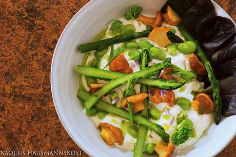 Spargel, dicke Bohnen, Pfifferlinge und Buttermilch Spargel, dicke Bohnen, Pfifferlinge und Buttermilch