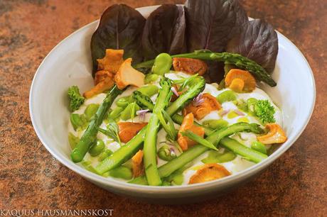 Spargel, dicke Bohnen, Pfifferlinge und Buttermilch Spargel, dicke Bohnen, Pfifferlinge und Buttermilch