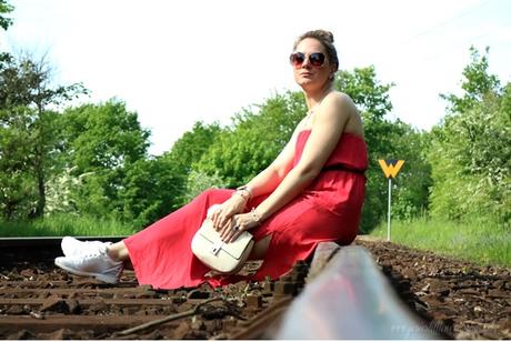 white sneaker &red maxidress - www.josieslittlewonderland.de . outfit, rotes maxikleid new yorker, weiße adidas zx flux, chloé drew dupe von new yorker, sommer outfit