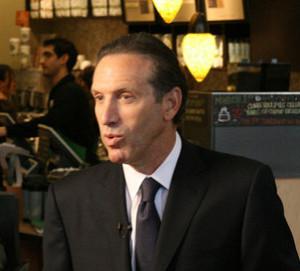 Portrait von Howard Schultz in einer Starbucks-Filiale